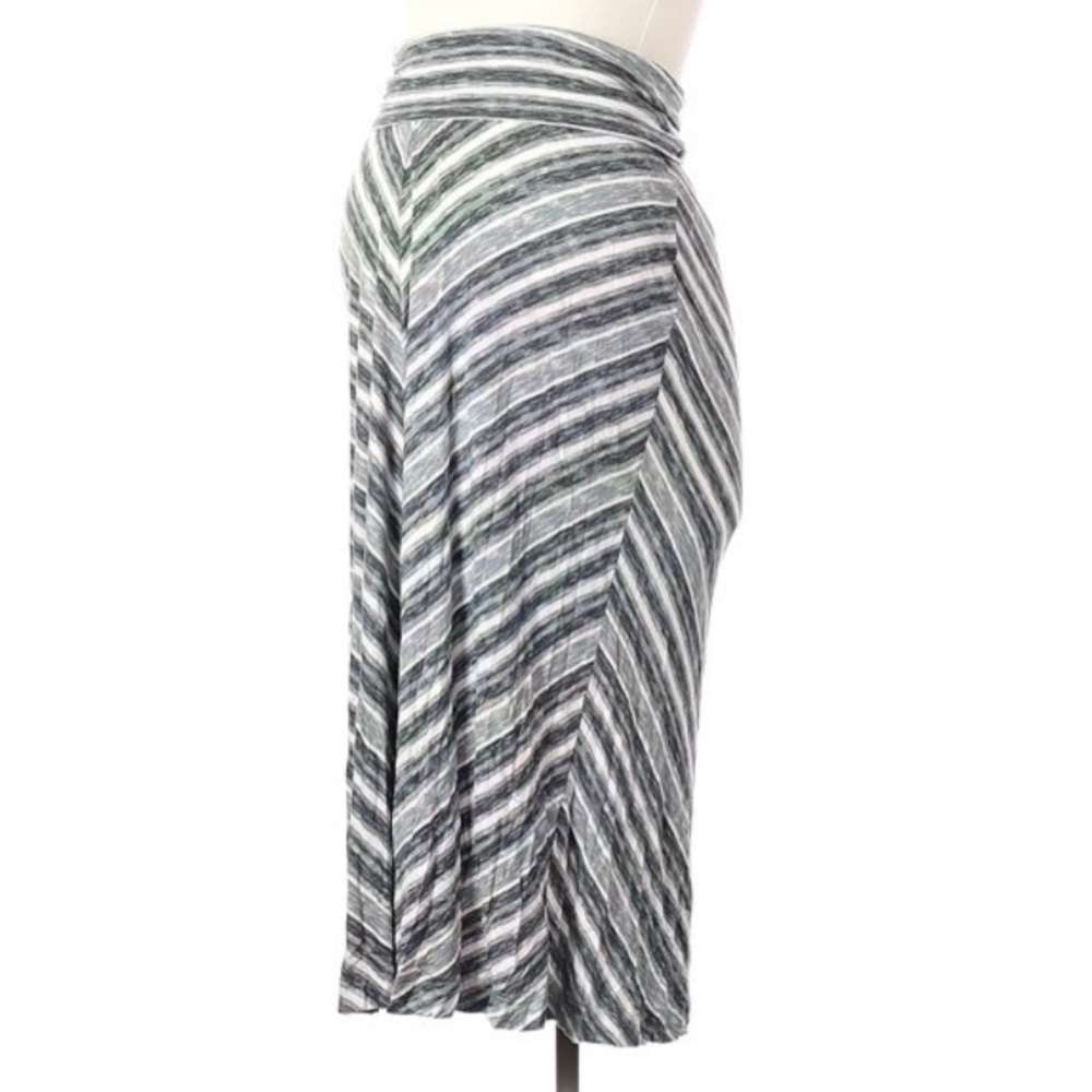 MOTHERHOOD CHEVON GRAY & WHITE STRIPED SKIRT